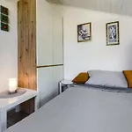 Apartment By The Sea - 22208 Vir